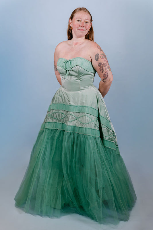 Elpheba: 1950s Emerald Green Strapless Gown