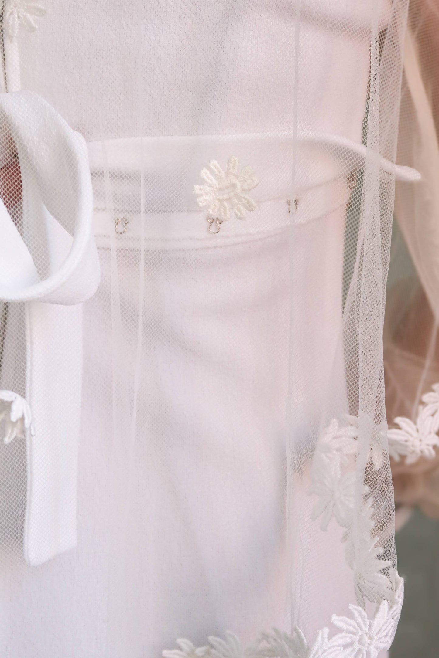 Angel: 1970s 3pc Set: Dress, Train, Veil with Daisies