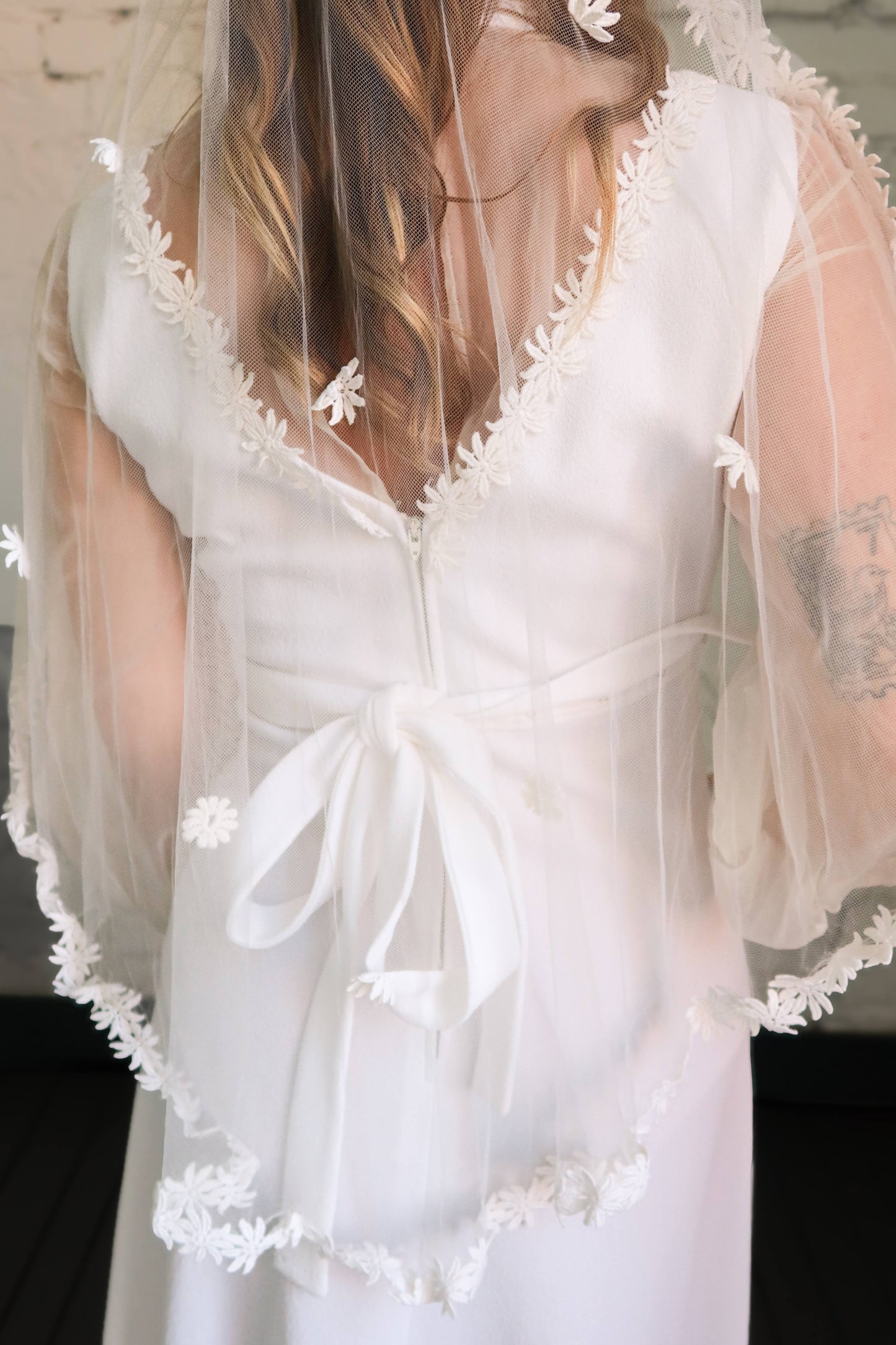 Angel: 1970s 3pc Set: Dress, Train, Veil with Daisies