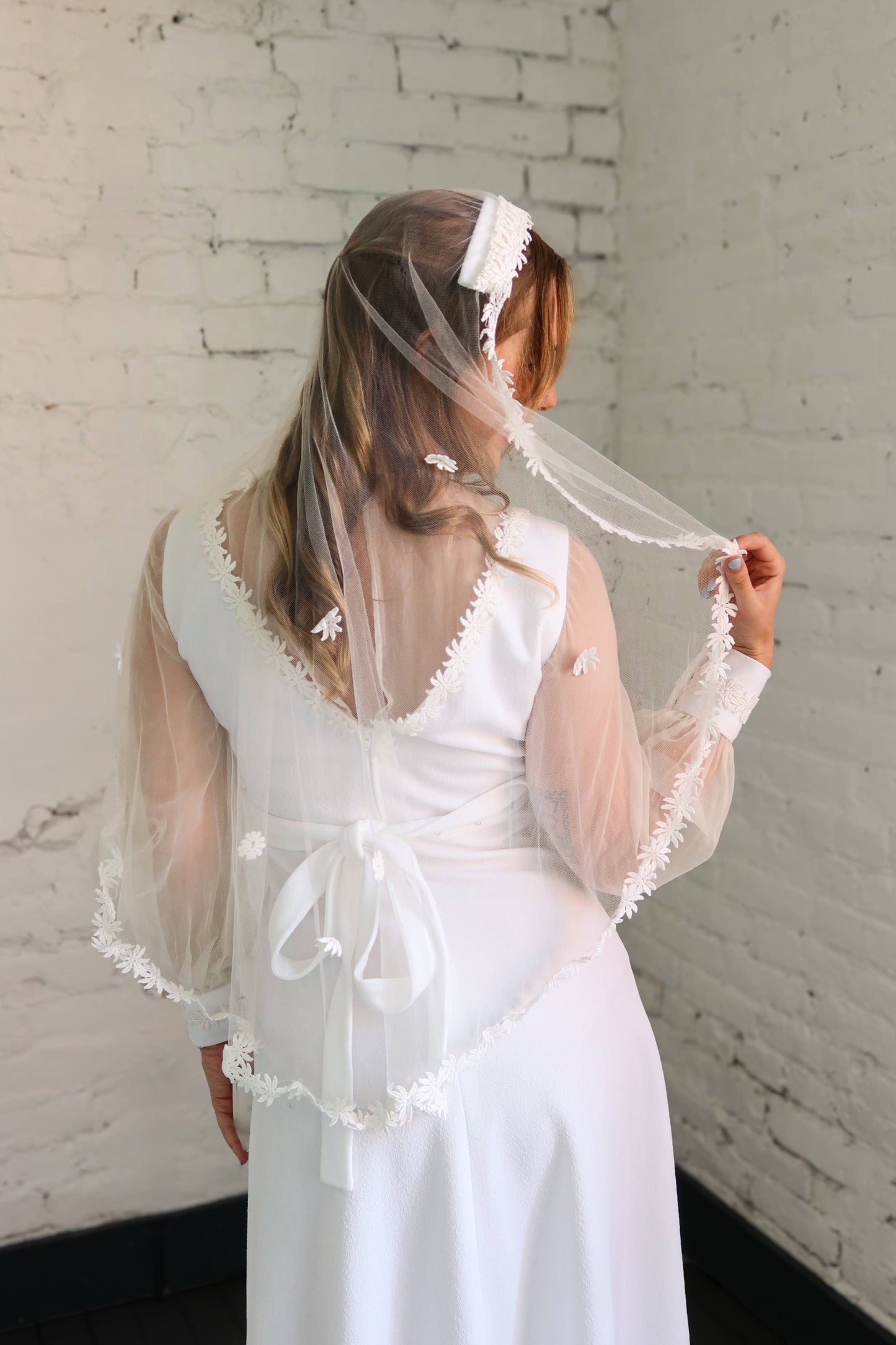Angel: 1970s 3pc Set: Dress, Train, Veil with Daisies
