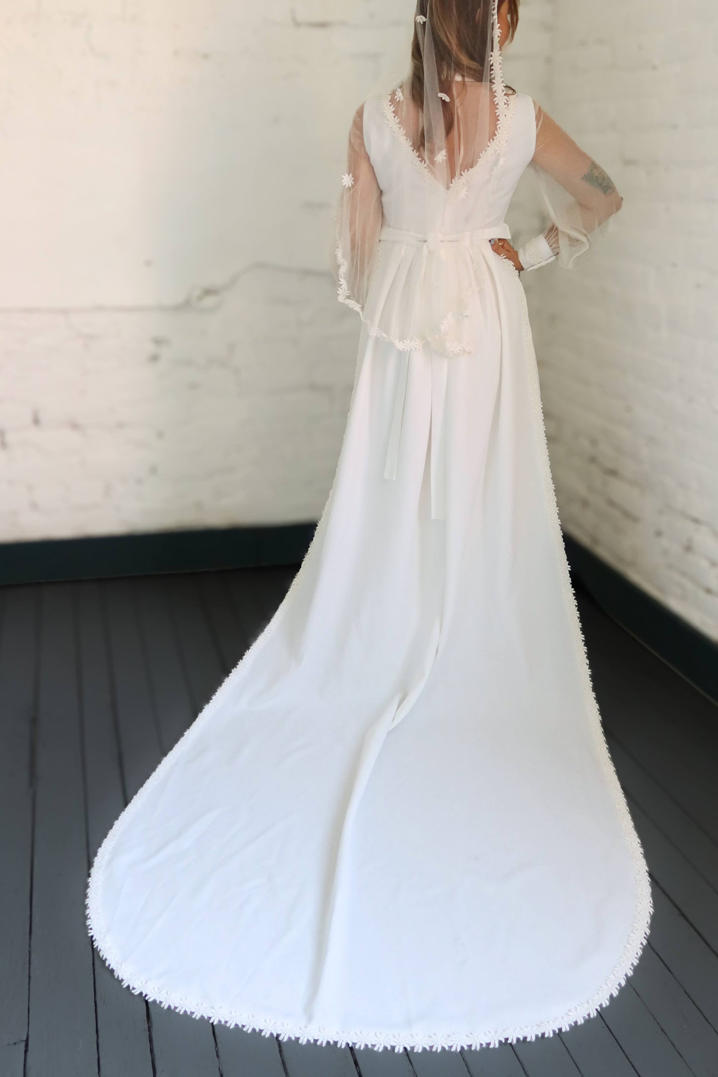 Angel: 1970s 3pc Set: Dress, Train, Veil with Daisies