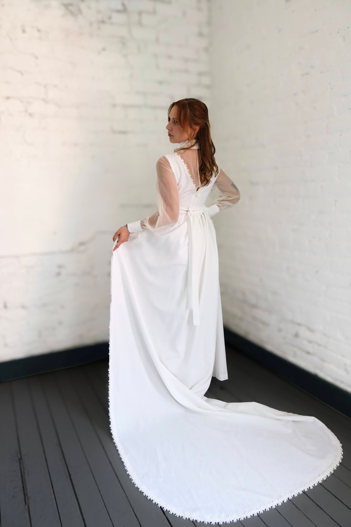 Angel: 1970s 3pc Set: Dress, Train, Veil with Daisies